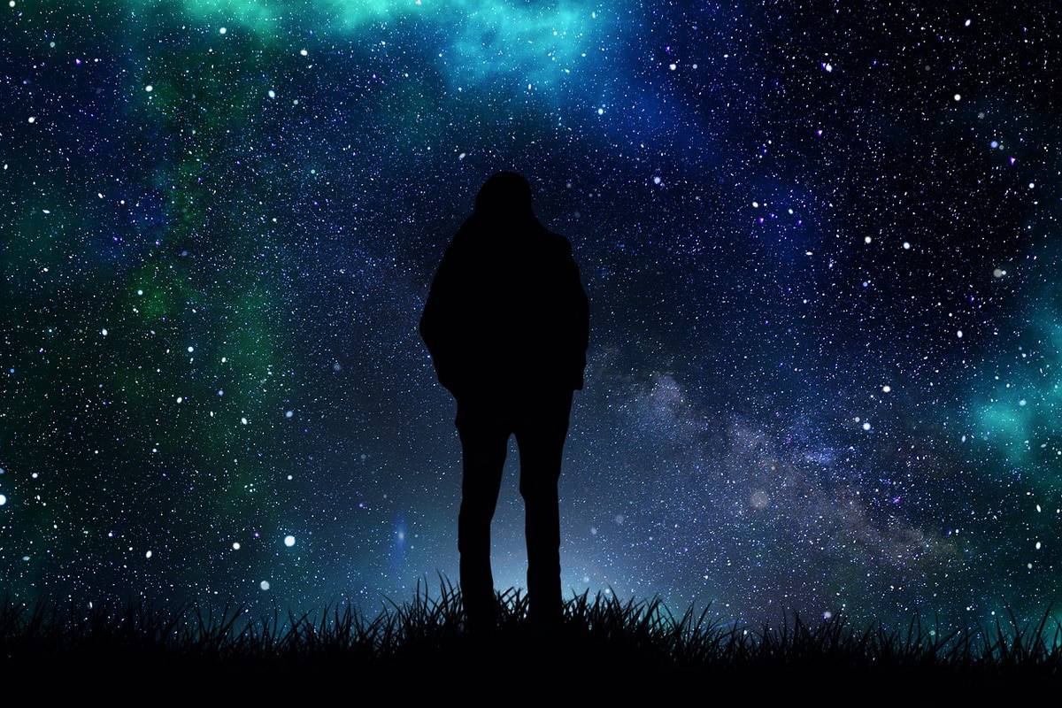 Человек смотрит на звезды