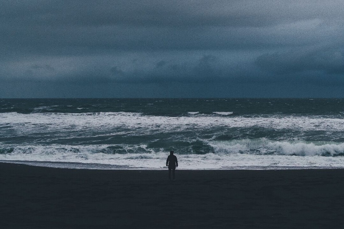 Человек смотрит на море